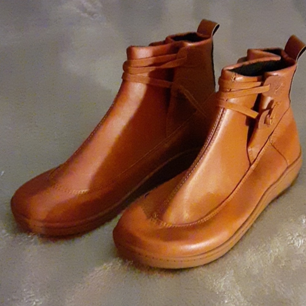 Booty - Picture 3 of 4